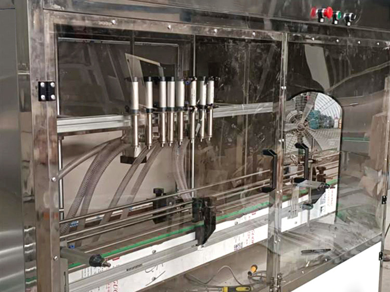 8头直线式，小型灌装机生产.jpg
